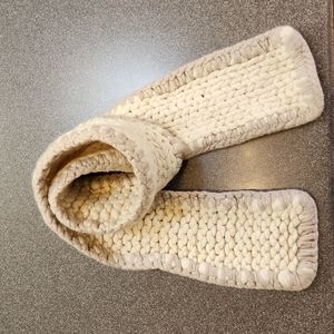 Women's Fall / Winter chunky knit scarf.